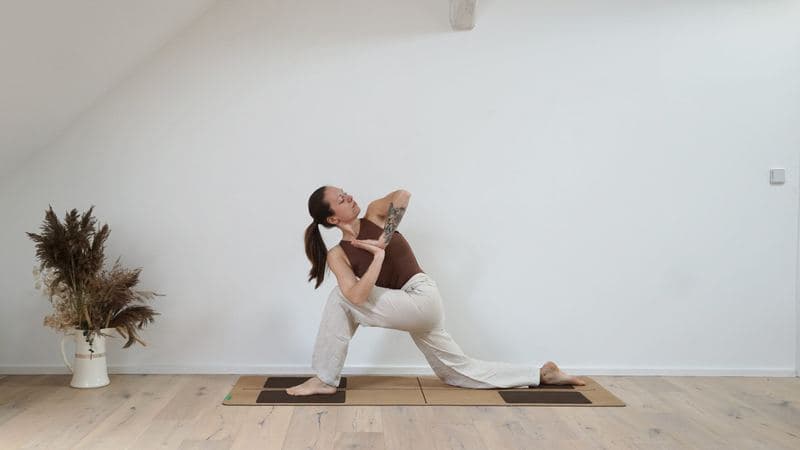 Revolved Crescent Lunge
